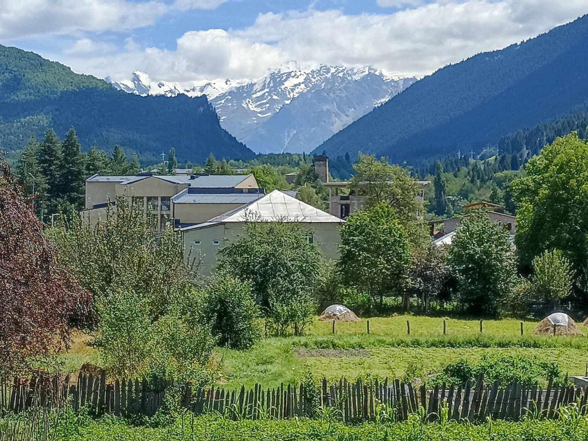 Jeiran Japaridze'S Guesthouse Mestia Exteriör bild